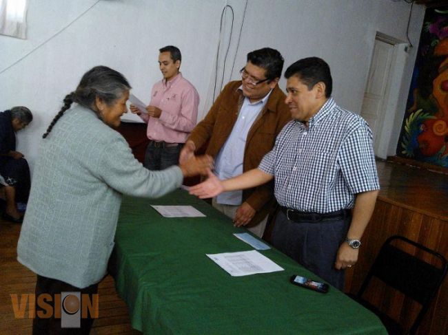 Artesanos de Paracho y Santa Clara recibieron más de 227 mil pesos en créditos 