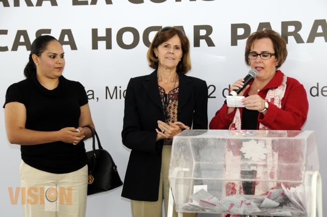 Catherine Rose Ettinger preside sorteo de dos vehículos a beneficio de la casa hogar para niños. 