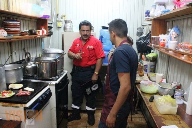 Protección Civil Municipal verifica establecimientos de comida en el Mercado Tariacuri