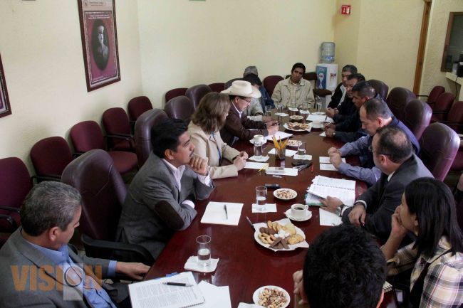 Recibe IEM a integrantes del Concejo Mayor de Cherán.