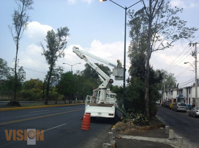 Eficientan servicio de alumbrado público en colonias de Morelia.