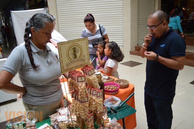 Todo un éxito muestra de productos regionales en Pasaje Martínez