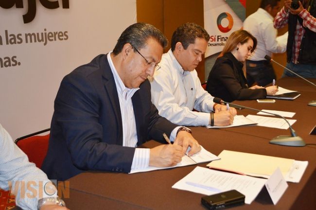 Reconocen a mujeres emprendedoras y las incentivan con créditos