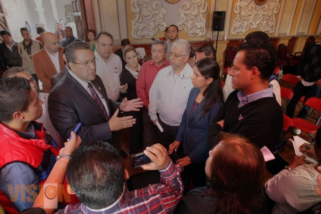 Atiende WLM a vecinos de villa universidad.