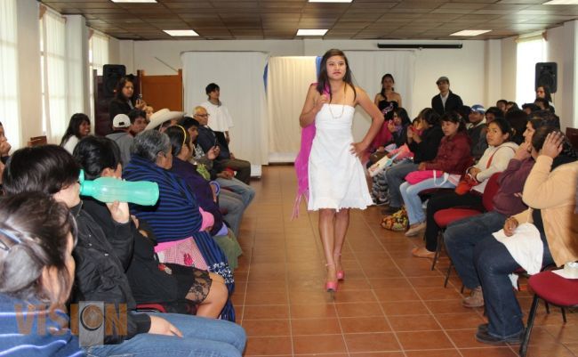 Alumnos de la UIIM, realizan desfile de modas y muestra artesanal.
