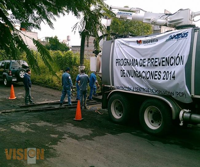 Vactor de Conagua trabajando en colonias de Morelia.