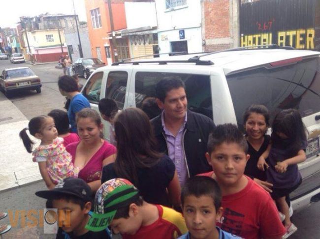 Entregó Ernesto Núiñez 500 paquetes de útiles escolares en colonias de Morelia