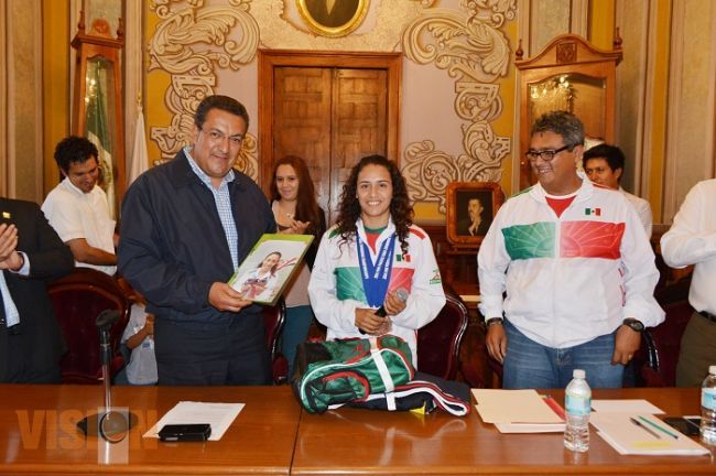 Reconoce Wilfrido Lázaro a la nadadora moreliana Beatriz Reséndiz