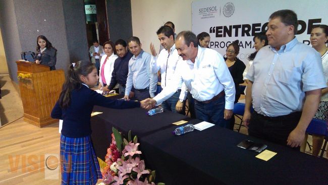 Entrega Sedesol 282 Becas Escolares en Tuxpan.