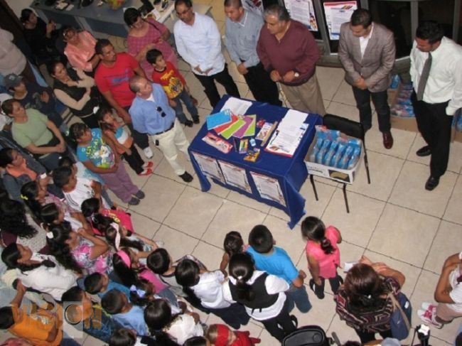 Ooapas entrega paquetes escolares a niños cumplidos