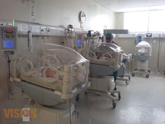 Atiende personal del Hospital General de Uruapan a recién nacido que fue abandonado.