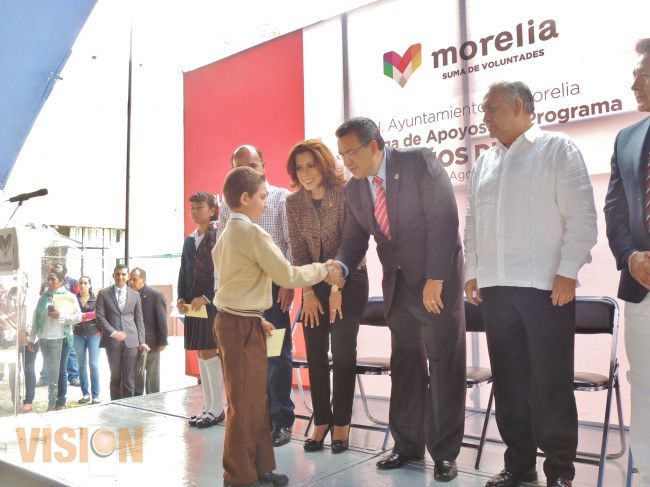 Alumnos de primaria y secundaria reciben apoyos económicos del programa Niños de 10.