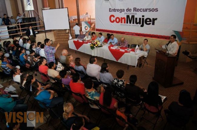 Entrega Sí Financia, Segob y Semujer, más de 600 mil pesos en créditos
