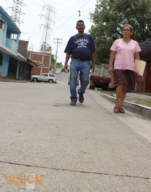 Alumnos de esfu 3 gozan pavimentación del acceso al plantel