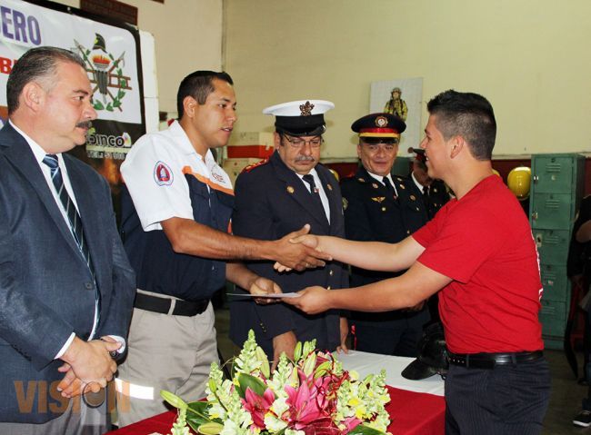 En el día del bombero se gradúan once nuevos cadetes