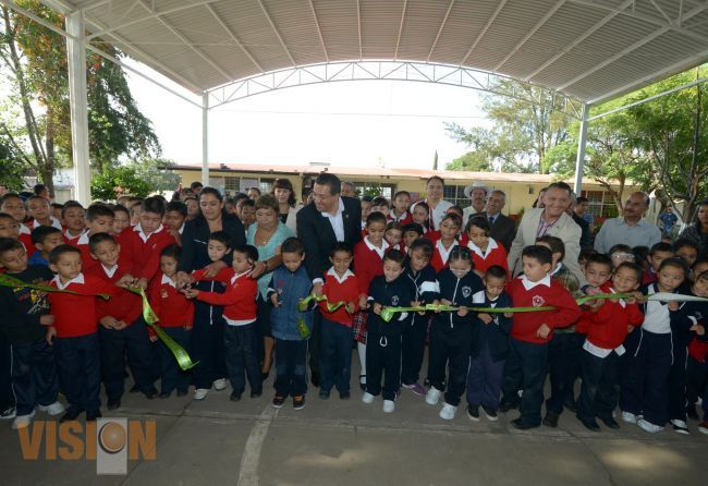 Inaugura Lázaro Medina techumbre en escuela primaria de la colonia Tzindurio de Morelos.