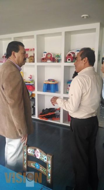 Dona Reginaldo Sandoval Flores a casa AMANC y se compromete a gestionar por recurso.