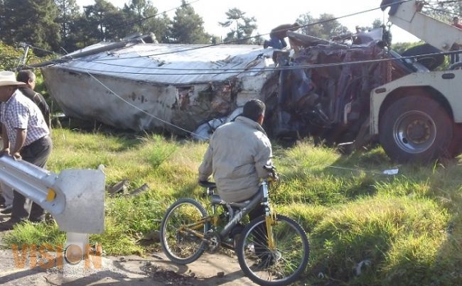 Un tráiler volcó y luego chocó contra camioneta