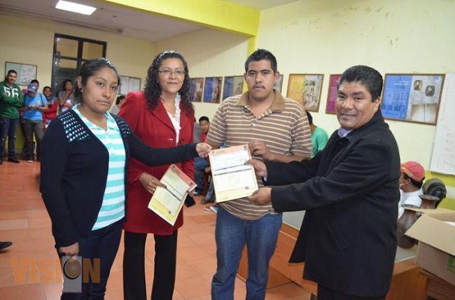 Entregan becas a 200 alumnos de Charapan