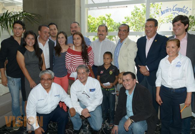 Dona Lázaro Medina 5 Mil pesos a AMANC.