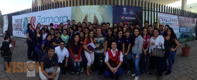 Estudiantes a la logística del Tercer Congreso de Turismo.