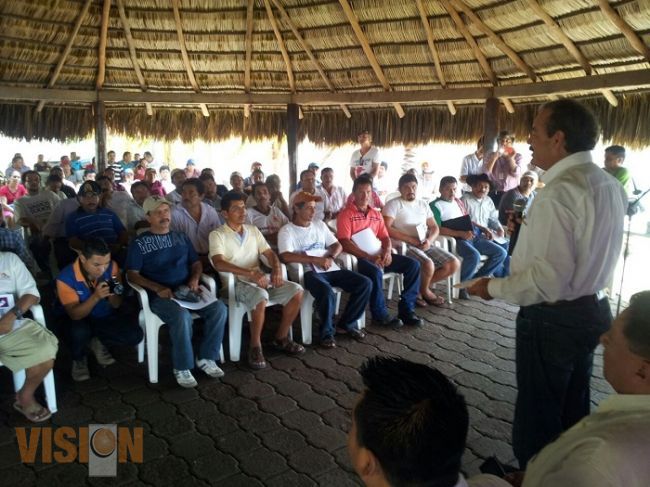 Entregan recursos para empleo temporal a 14 campamentos tortugueros