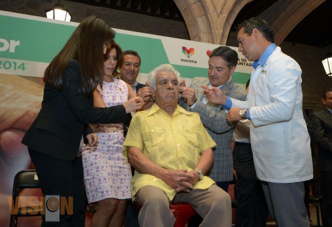 WLM entregó 48 aparatos auditivos a abuelos morelianos.
