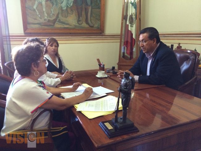 Recibe WLM a una comitiva de vecinos de Tres Puentes.