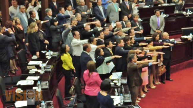 Integrantes del Consejo Económico y Social de Michoacán toman protesta ante el Congreso del Estado.