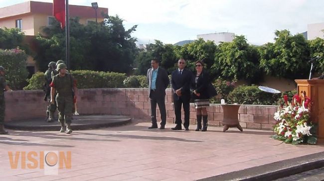 Realizan izamiento y quema de madera en el SPUM con motivo del mes patrio