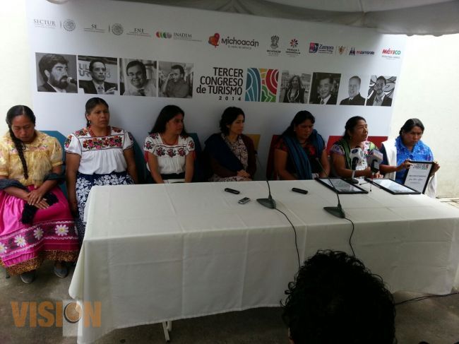 Cocineras tradicionales comparten experiencias en el Congreso Estatal de Turismo.