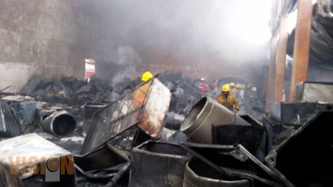 Atienden PC Estatal y cuerpos de auxilio incendio en el municipio de Uruapan.