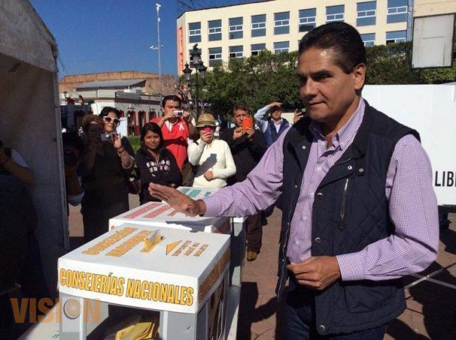 Silvano Aureoles emite su voto en Zitácuaro