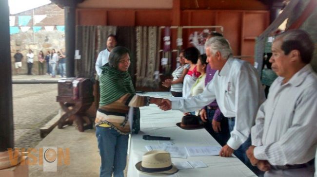 Cuanajo muestra la belleza de su artesanía en mueble tallado y textil