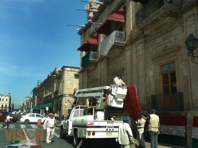 Embellecen a Morelia para este mes patrio.