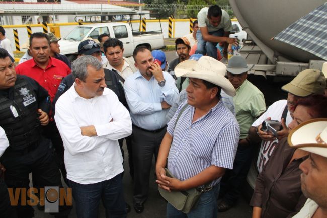 Aldo Macías entabla diálogo con habitantes de Caltzontzin