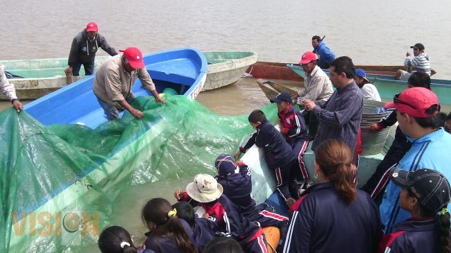 Alumnos de primaria participan en la siembra de pescado blanco. 