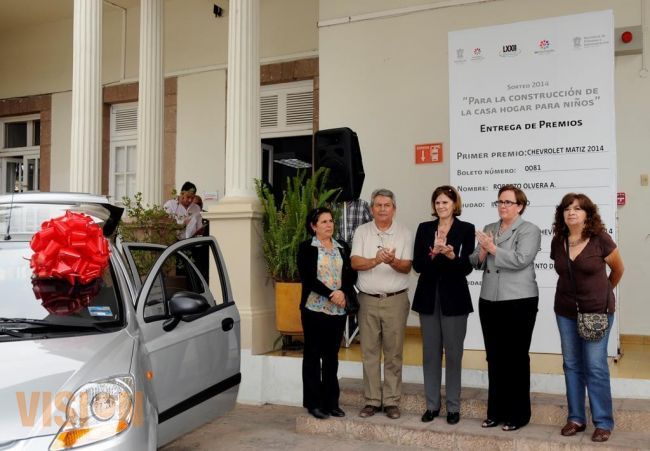 Catherine R. Ettinger entrega vehículos a ganadores del sorteo 2014 a beneficio de casa hogar.