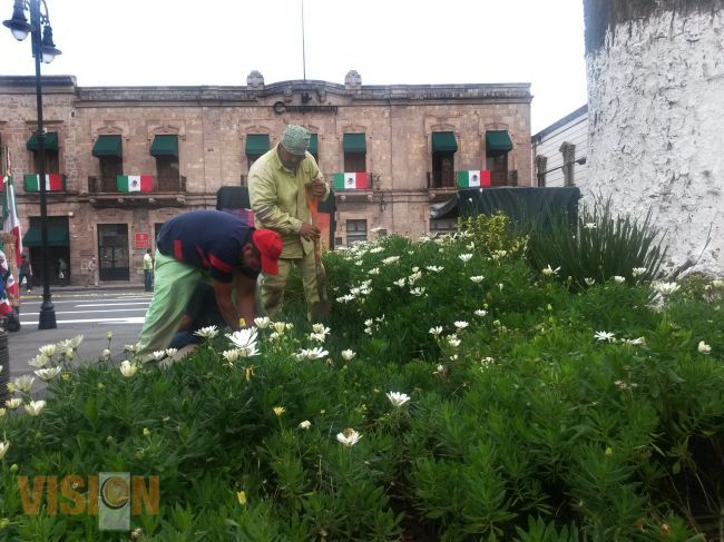 Embellecen el centro histórico de Morelia para las fiestas patrias.