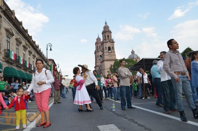 Con gran fiesta, morelianos festejan Día de la Independencia 