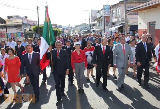 Lucido y ordenado fue el desfile cívico militar en Uruapan