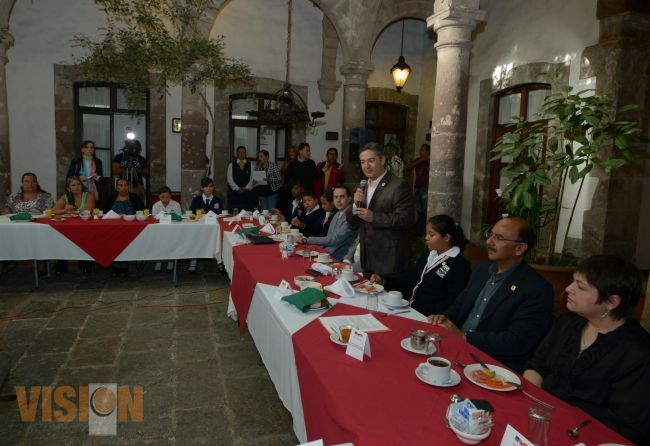 Se reúne cabildo infantil con autoridades municipales.