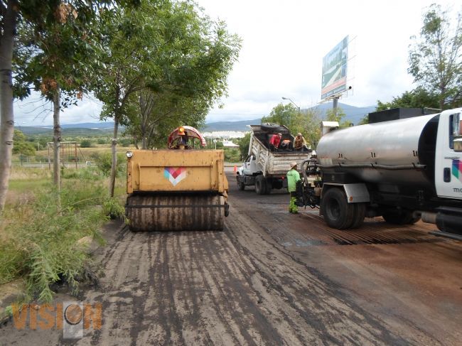 Atiende Ayuntamiento daños en vialidad de acceso a villas de la loma.