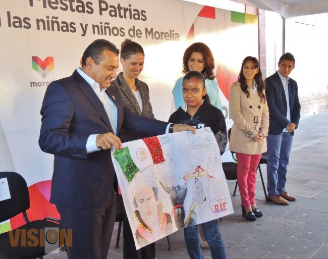 Premian a los ganadores del concurso  de dibujo sobre los Símbolos Patrios.   