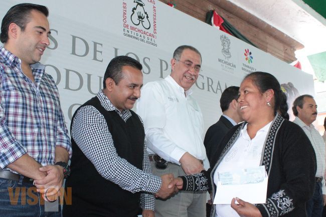 Entregan recursos de los apoyos a la producción artesanal y salud ocupacional