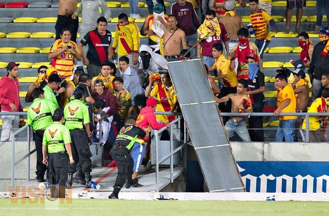 Un partido de Veto al Estadio Morelos y Multa a Monarcas por invasión de cancha.