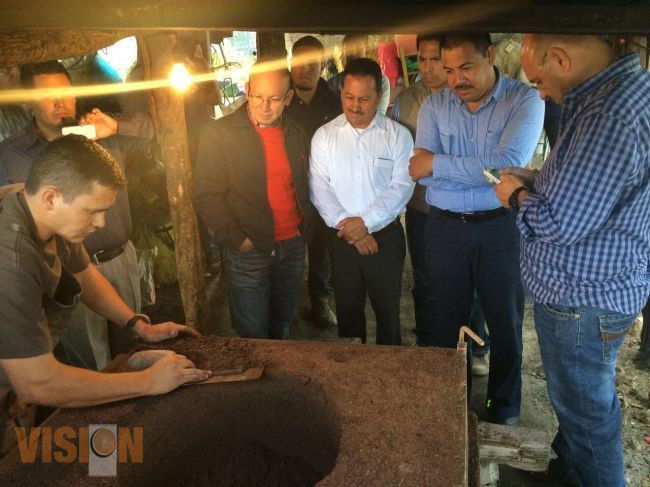 Capacita Sepsol a habitantes de zonas rurales de Cuitzeo en elaboración de estufas lorena.