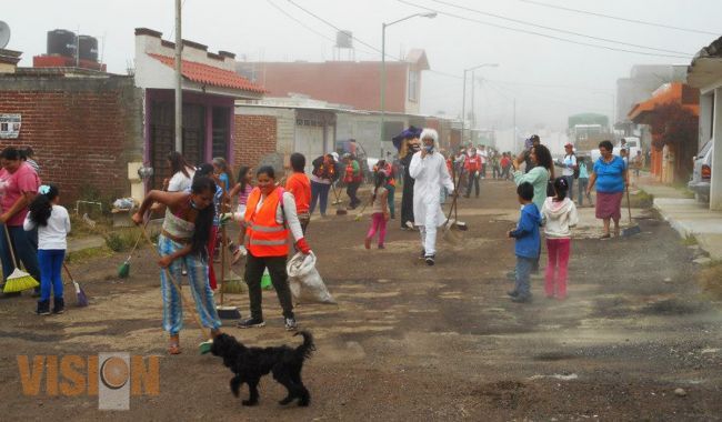  Vecinos del fraccionamiento san pablo participan con la autoridad municipal barriendo sus calles