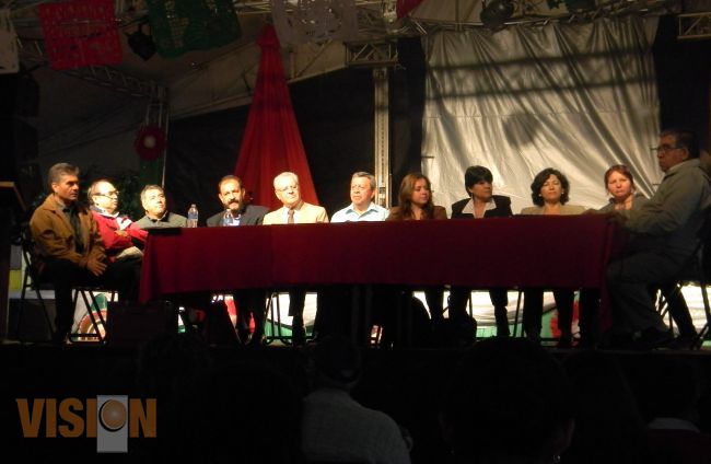 Ni el agua ni el desaire de funcionarios impiden el éxito de evento literario