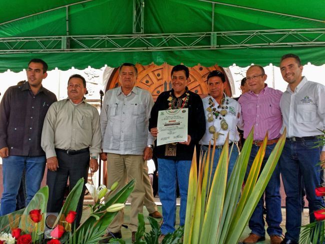 Entregan reconocimiento como huésped distinguido al director de la Casa de las Artesanías.